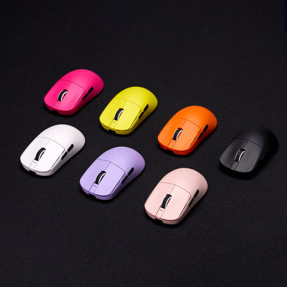 ATK VXE Dragonfly R1 wireless gaming mouse lifestyle shot - Vrkaa